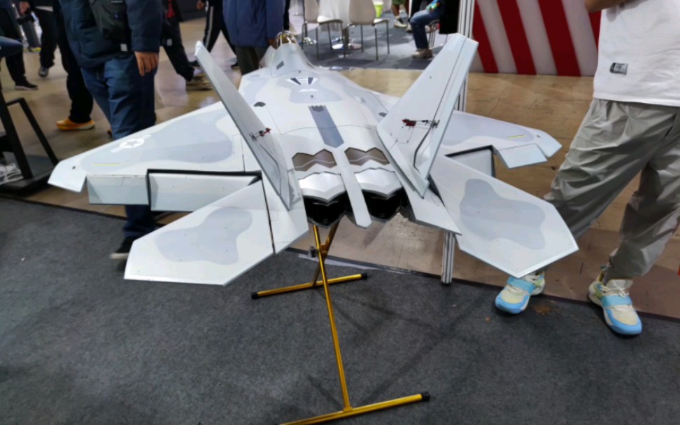 高端航模:模型展上的喷气式飞机模型及其配套小型涡喷发动机