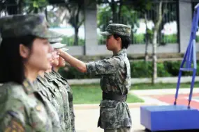 Скачать видео: 听说女班长骂人特别狠是真的吗？