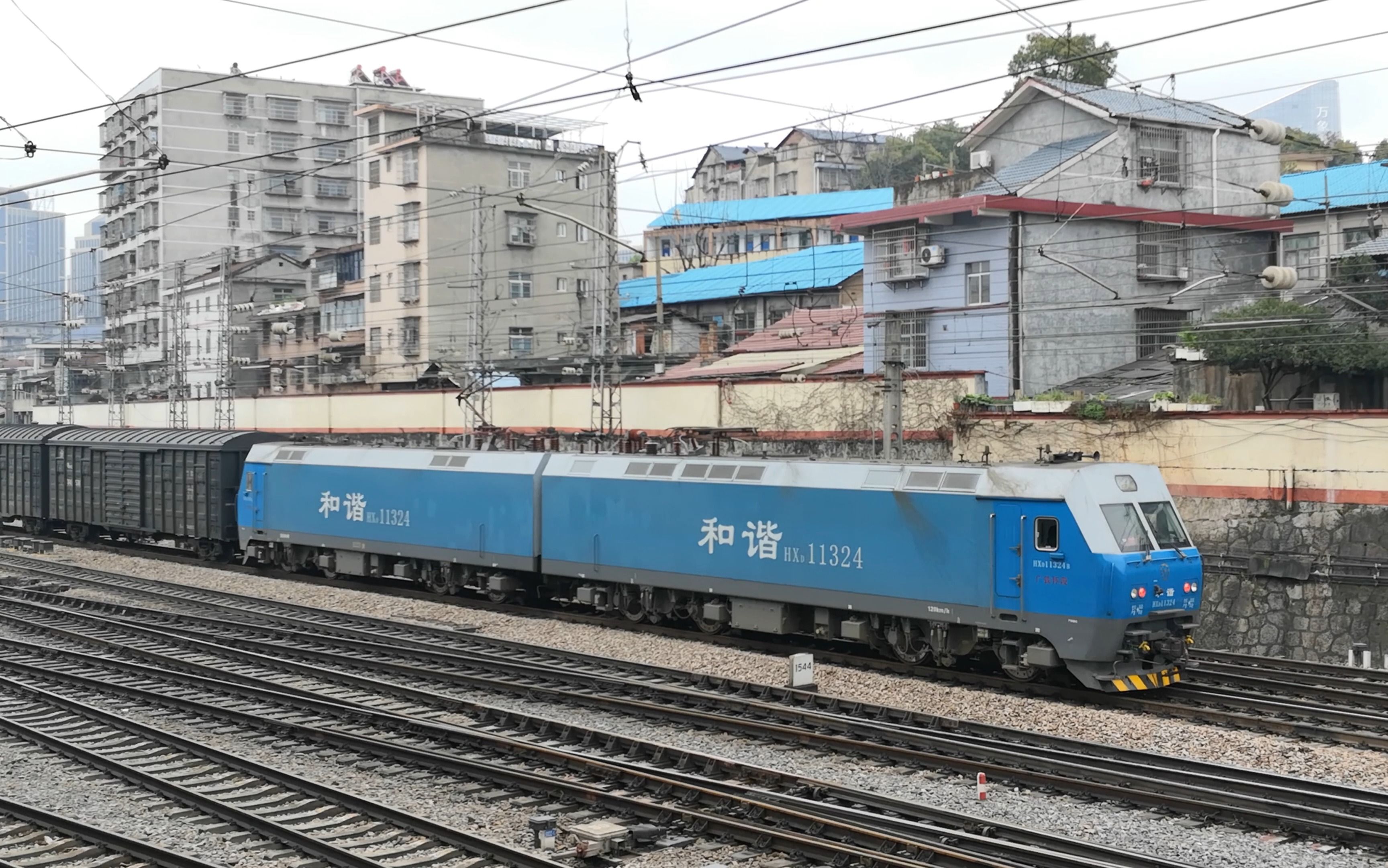 【沪昆铁路】广铁怀段hxd1-1324牵引货列下行正线过怀化站(2023.02.