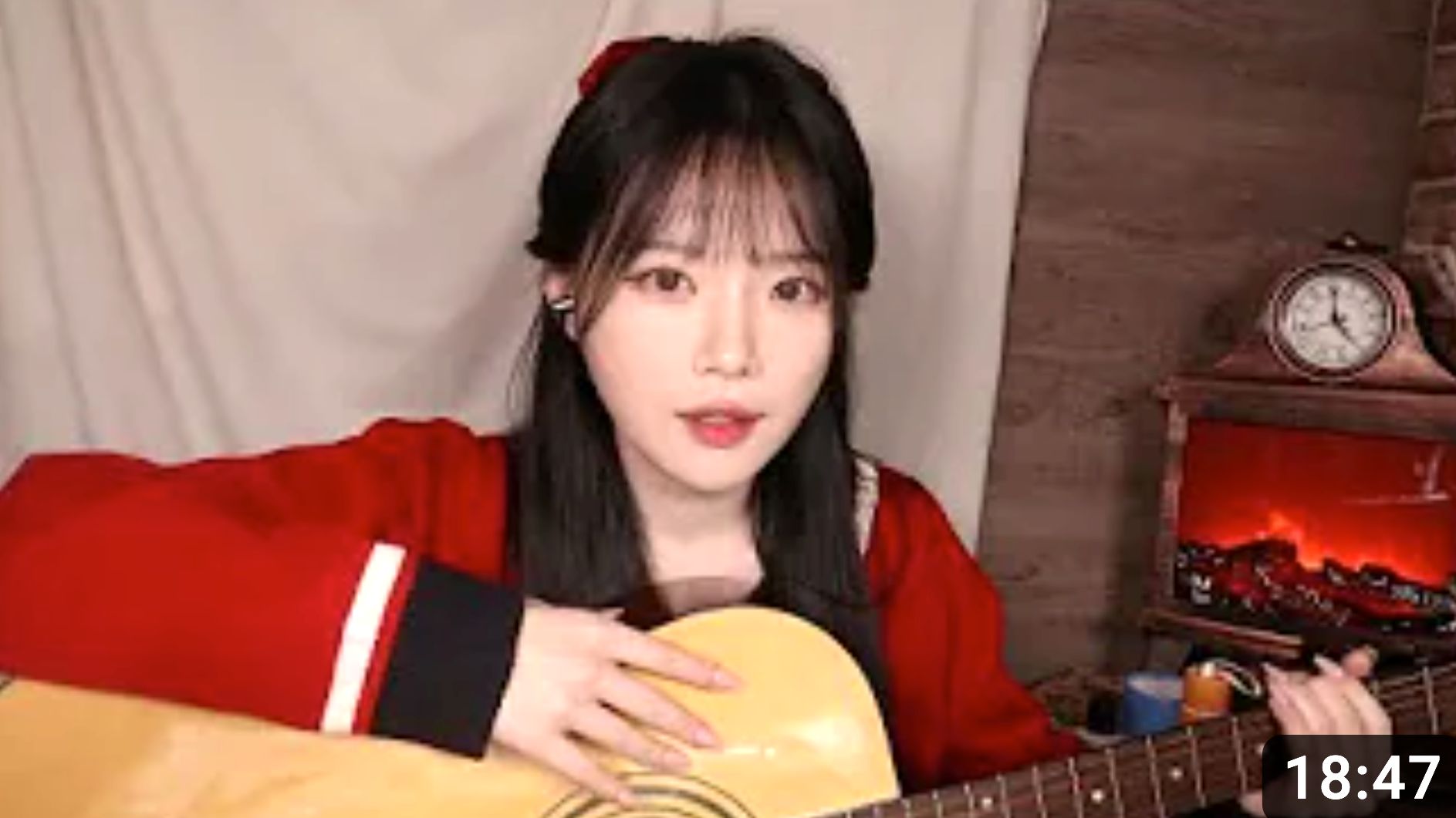 [图]nara ASMR 小恶魔nara清洁吉他 Little Devil Nara Cleaning Guitar