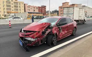 下载视频: 雷凌车主高速25%偏置碰撞，人没受伤，车报废，保险报销车钱后喜提比亚迪宋