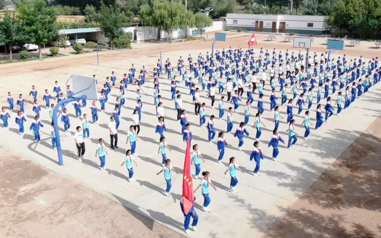 [图]“舞动阳光”大课间活动-为学生一生幸福奠基