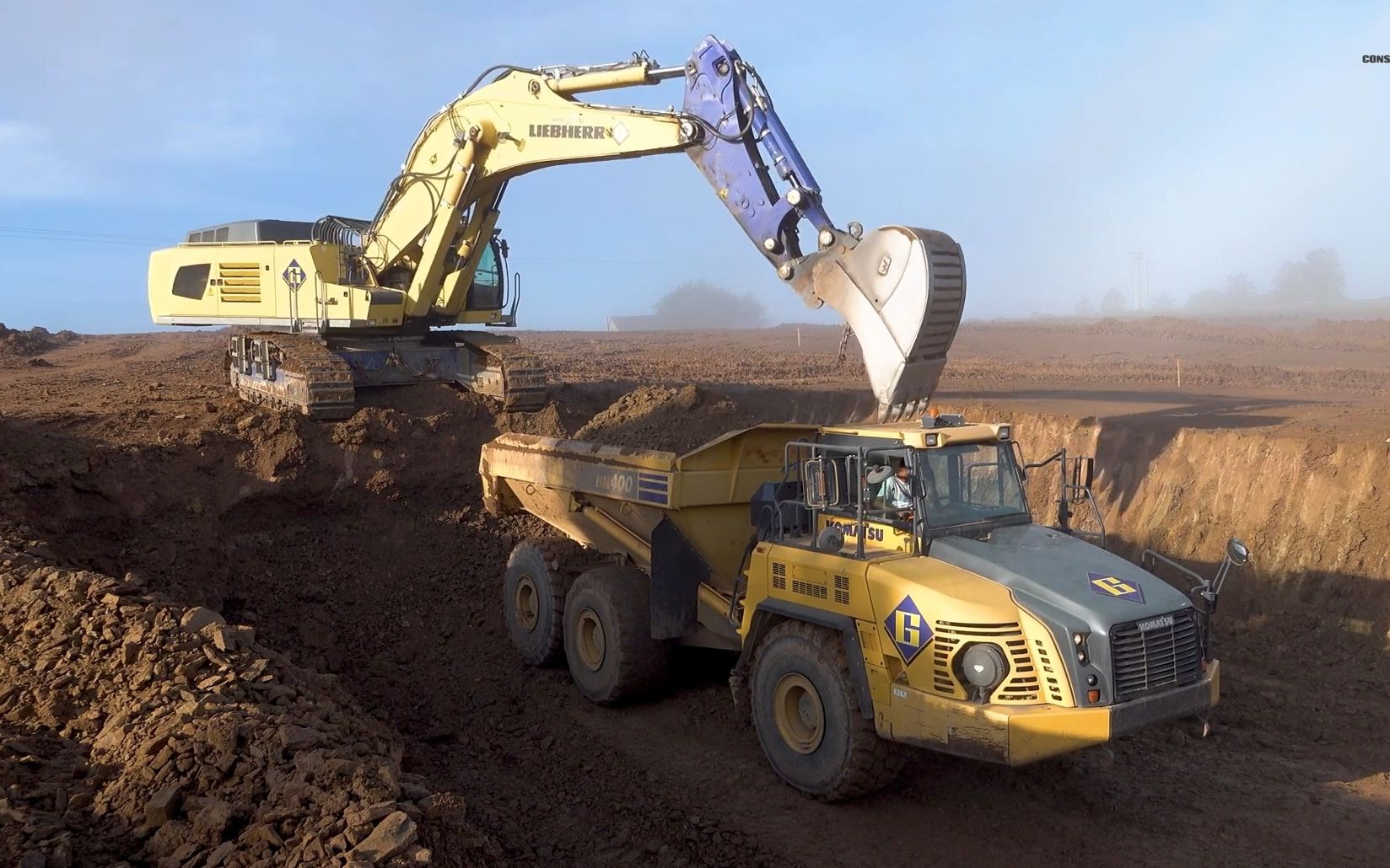 【挖掘机】利勃海尔r976矿用反铲挖掘机取土作业
