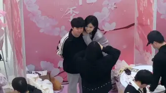 Tải video: SNH48小偶像曾艾佳与男粉丝亲密合影，你们羡慕吗？ #SNH48 #曾艾佳 #女团