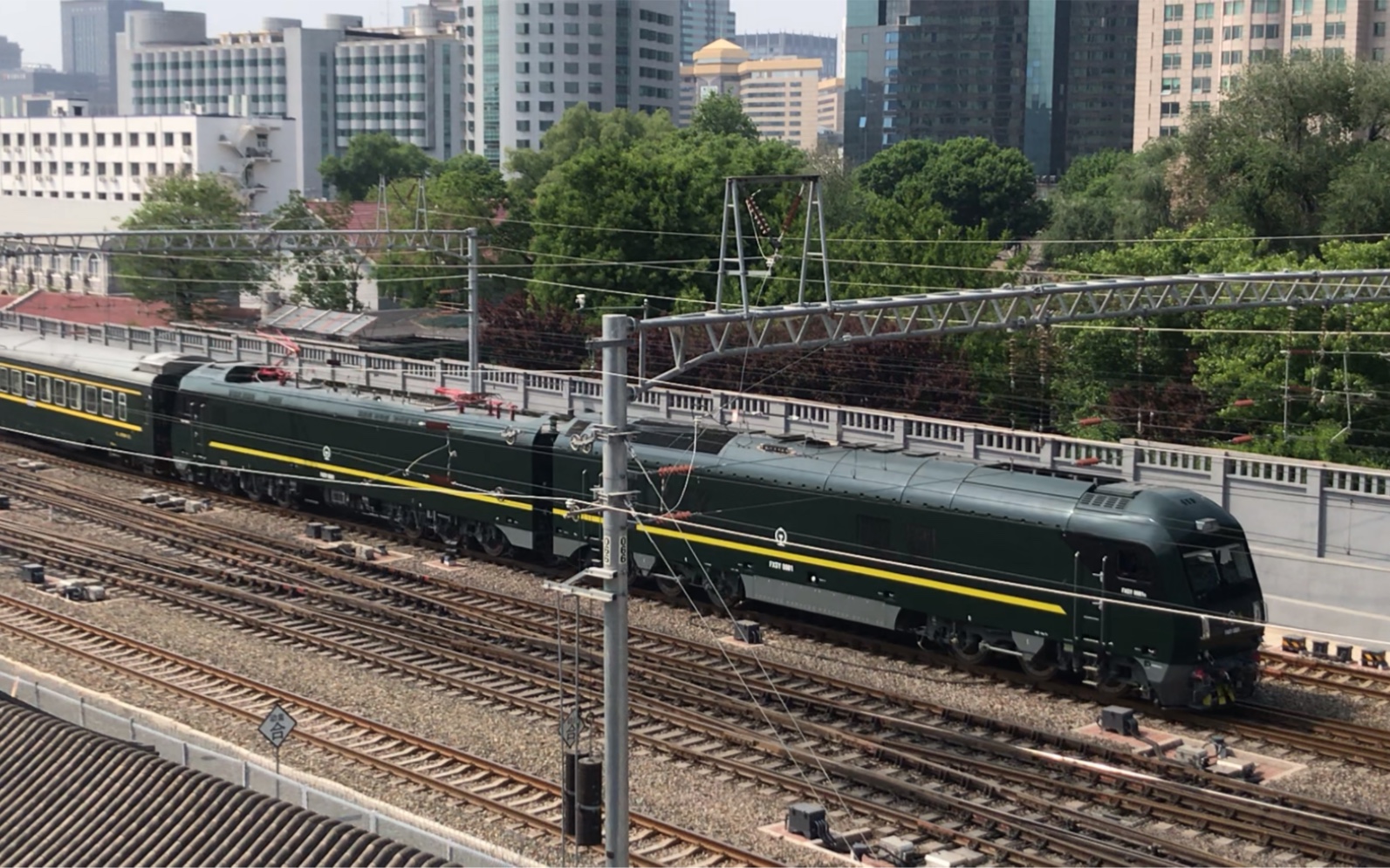 【北京站拍车】复兴双源fxsy-0001牵引t4117次25t客车通过东便门