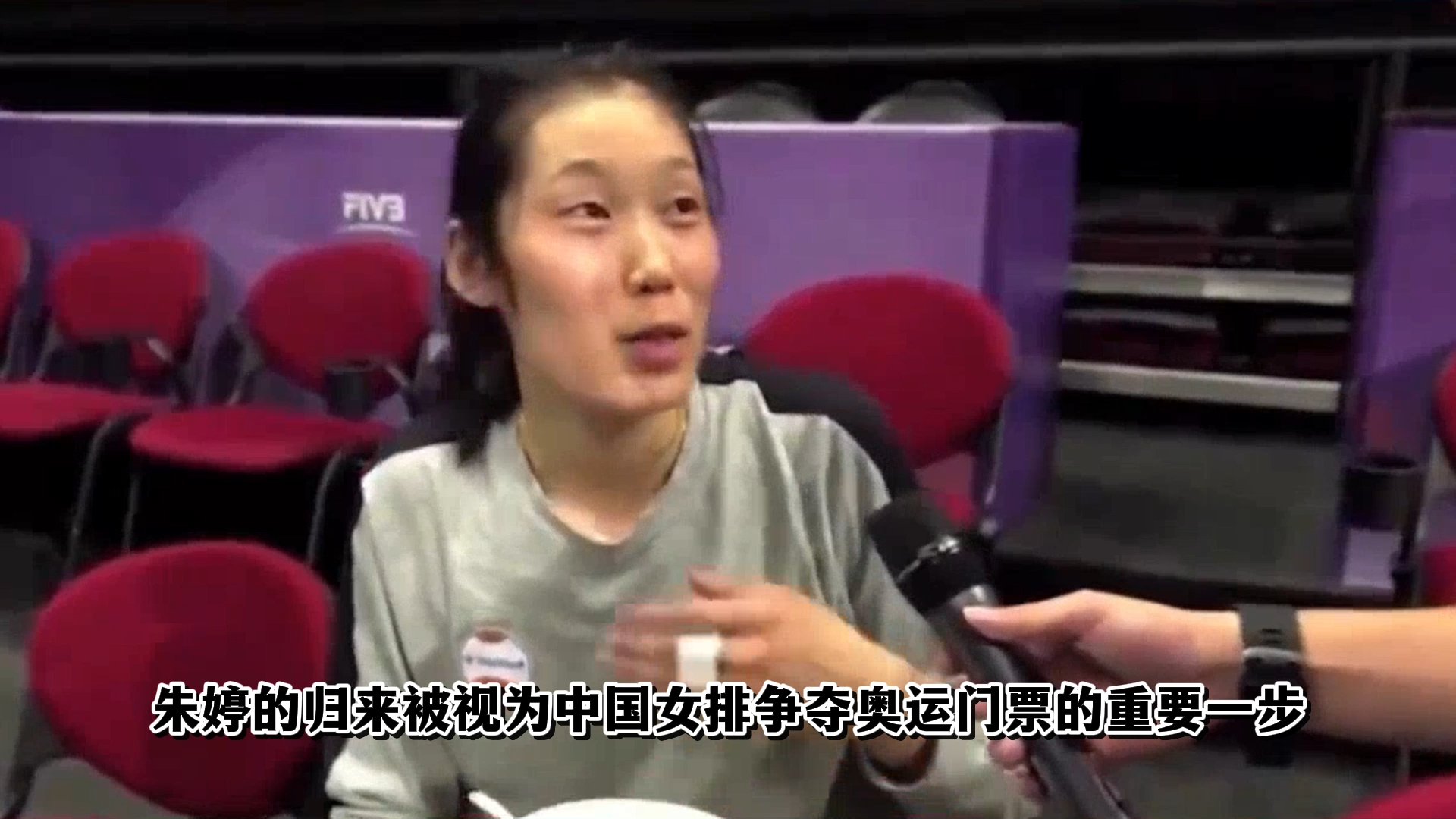 上午抵达!1米98朱婷坐经济舱抵达澳门,受热烈欢迎 微笑签名