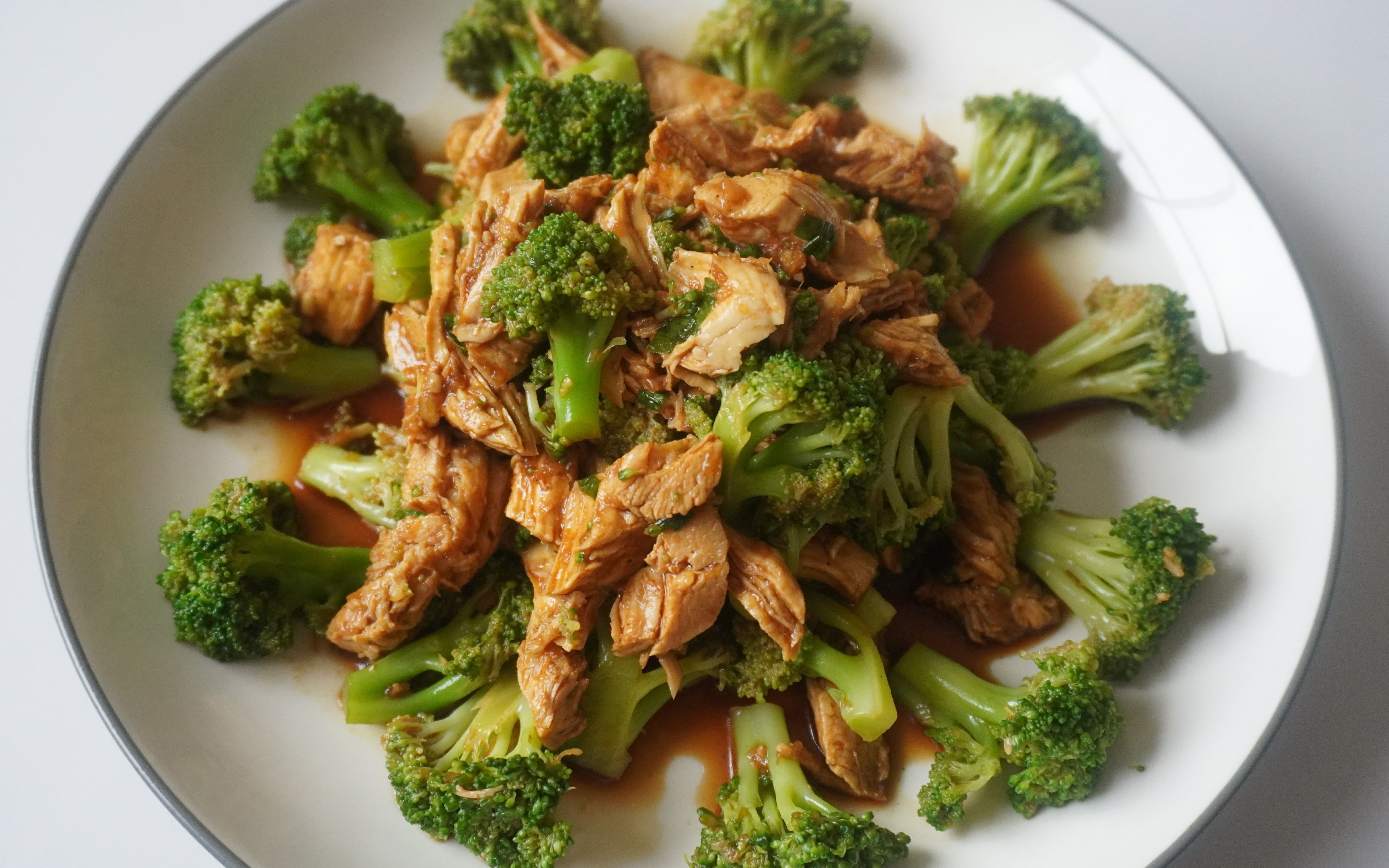 西兰花拌鸡胸肉,低脂又美味,适合减肥人群