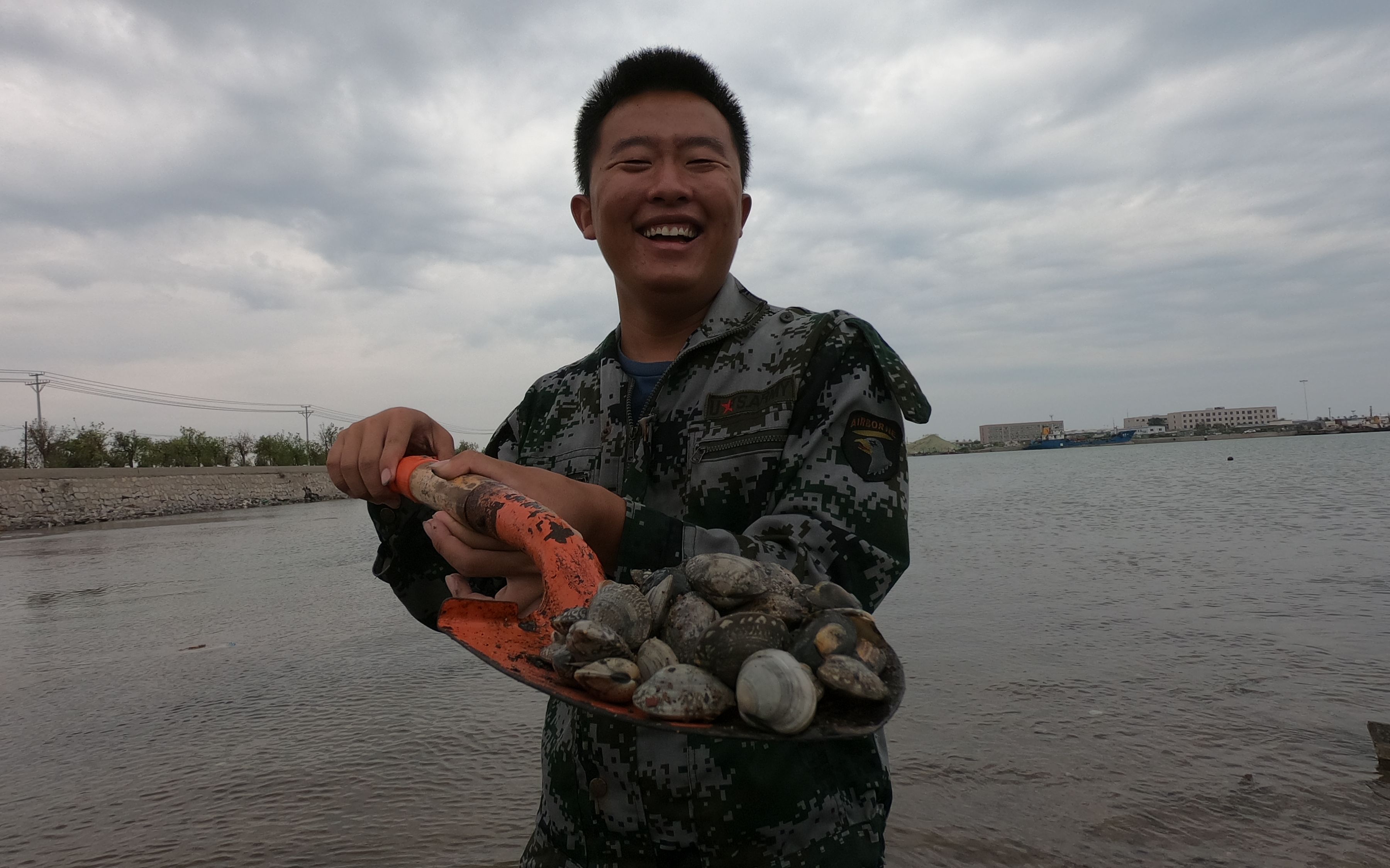 二蛋赶海赚大发了!海鲜太多直接拿铲子铲,几下就弄了一大桶