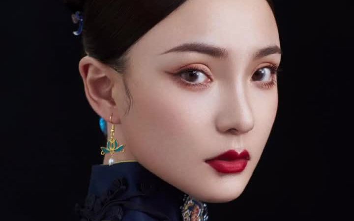 身着中国风旗袍,在精致的妆容下,又美又飒,独特的发髻凸显女子之美.