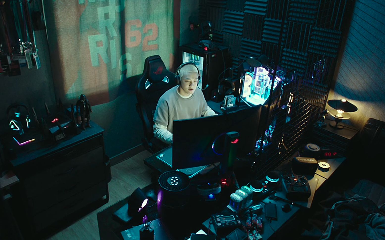 宅男在家玩电脑,发现外面爆发丧尸病毒,惊讶过后继续打游戏