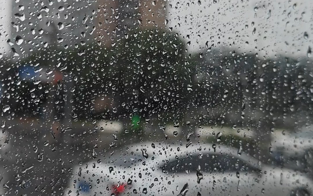 下雨的图片真实照片图片