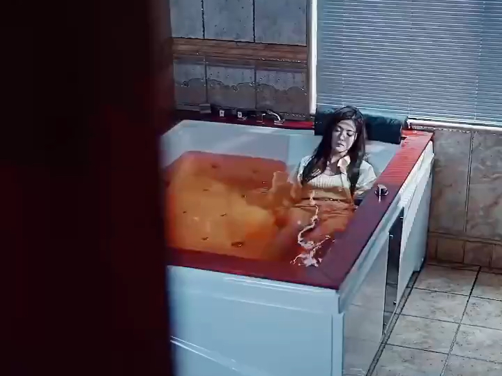 女孩故意抠破自己的痔疮泡在浴缸里自杀,却不料这一幕刚好被总裁看到