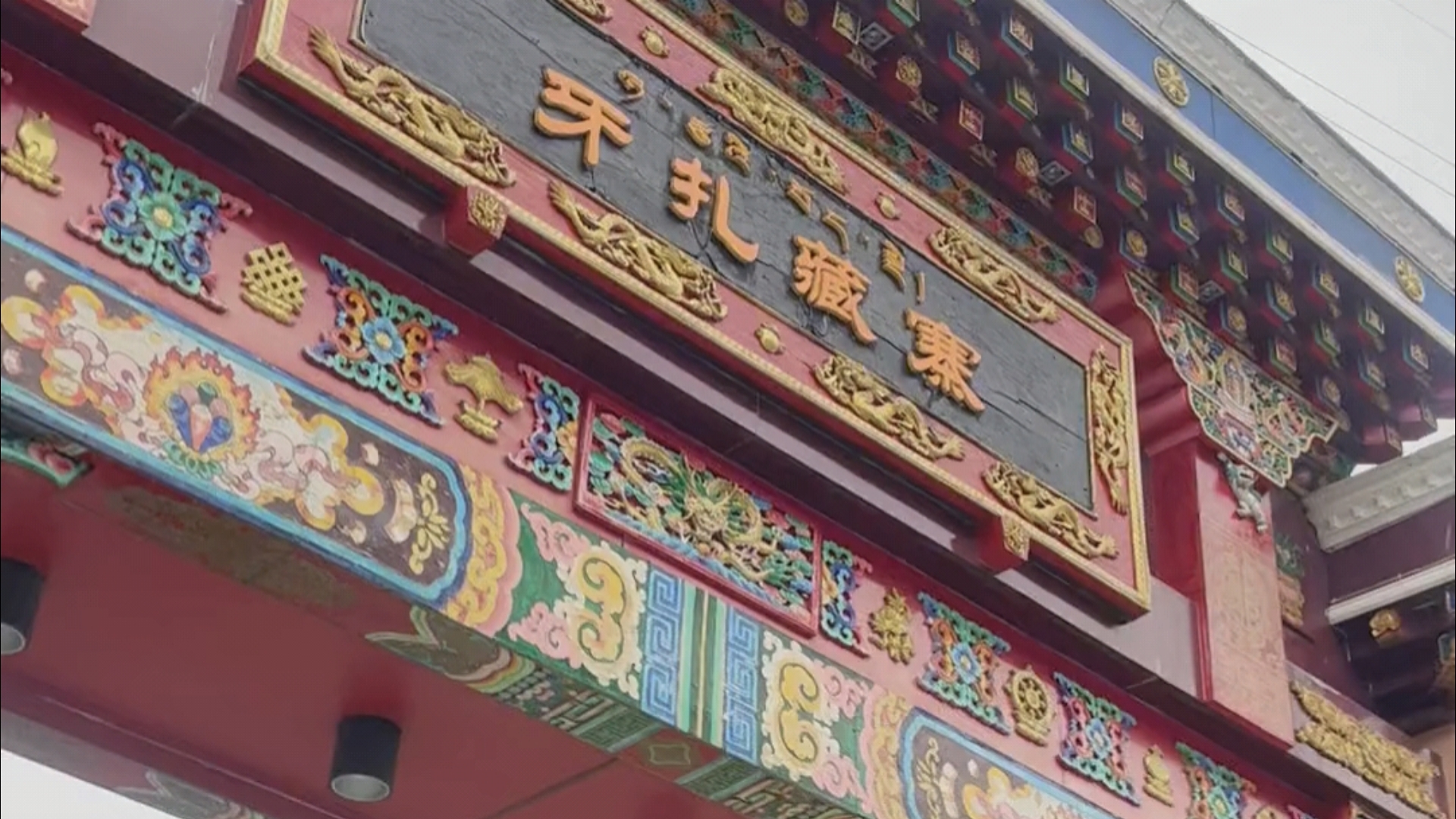 要进九寨沟，就得先排队