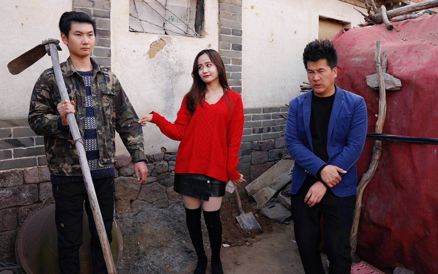 农村贫穷兄弟,媒婆带美女给哥哥相亲,结果美女看上老实的弟弟