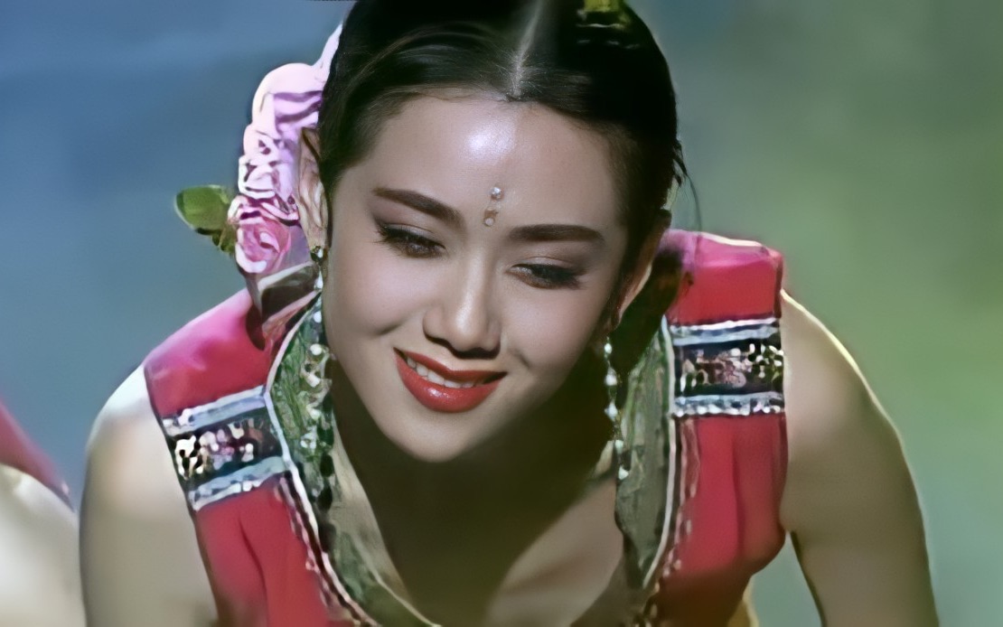 【杨丽萍】敢和嘴炮金星拍桌子的孔雀公主,年轻时到底有多美?