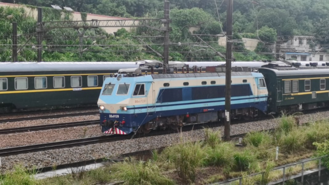 【中国铁路】广深线 两辆ss8型电力机车在深圳东站附近机位会车