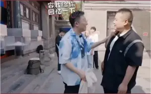 Скачать видео: 德云社最特殊的人。小四，他明明是鹤字科的，但是和云字科最亲切。