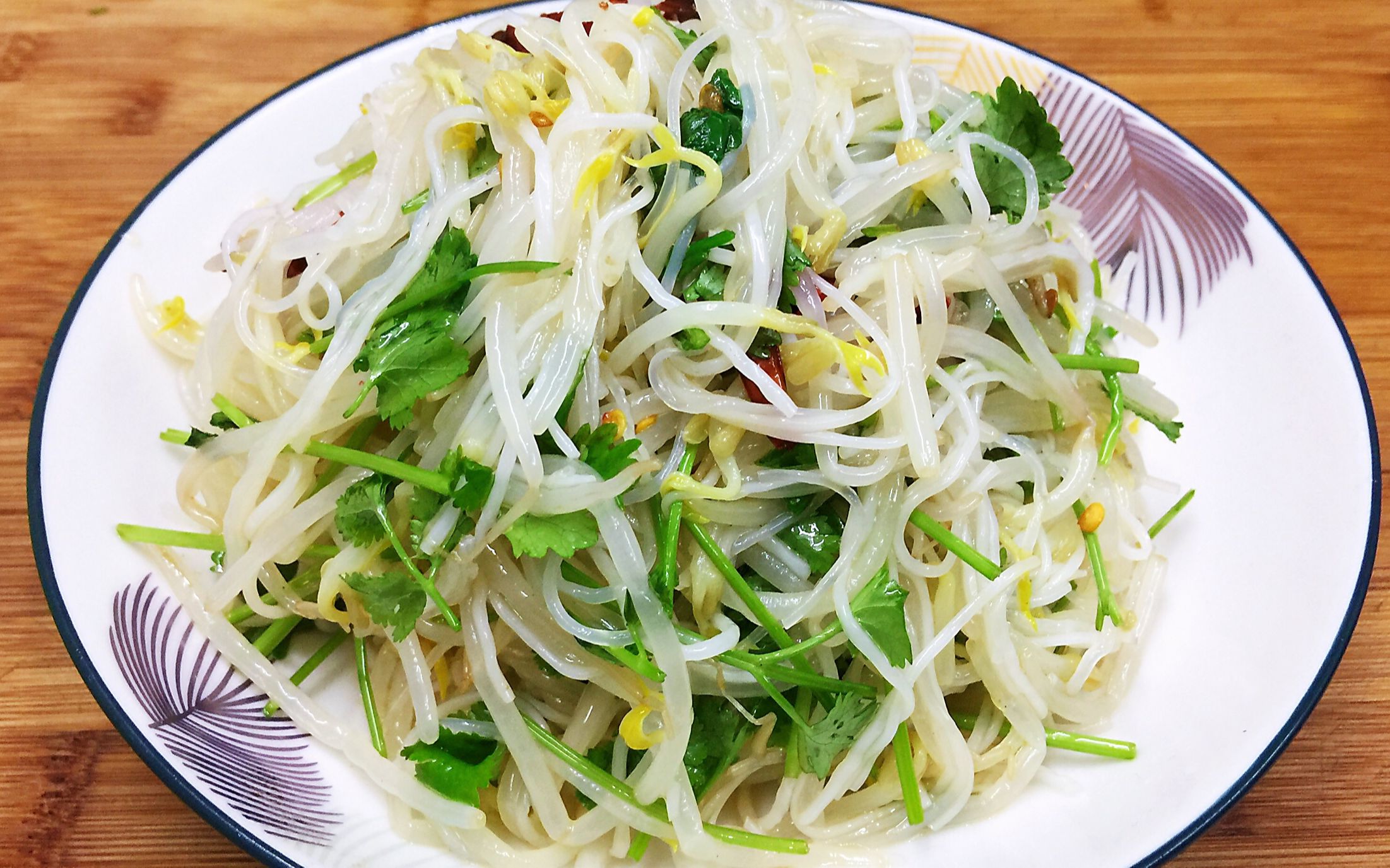 凉拌豆芽粉丝的家常做法,酸辣脆爽开胃,比炒着好吃