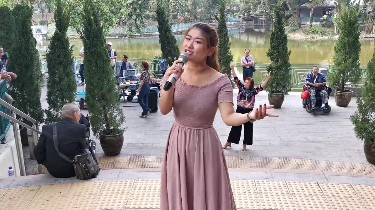 [图]很火的网络歌曲《怎么爱都爱不夠》DJ版，婷婷街头激情献唱