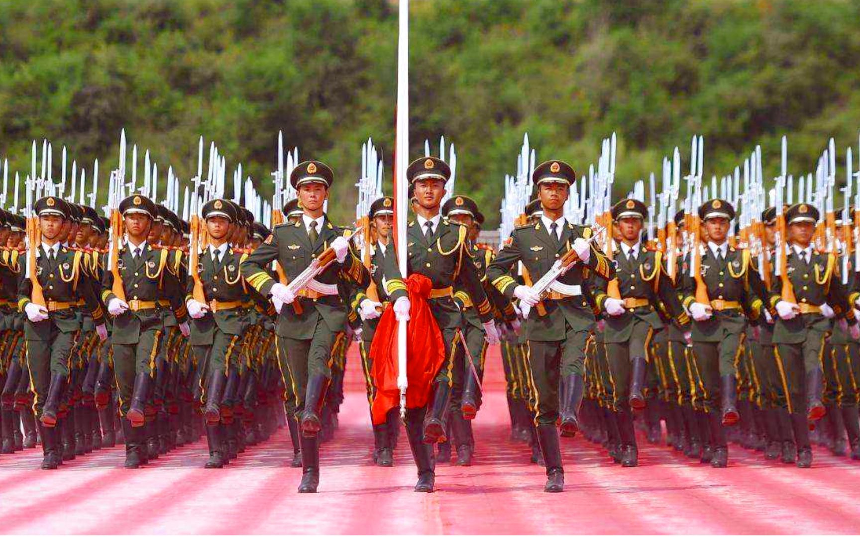 中国军人训练出来的两个徒弟,阅兵仪式亮相中式正步,气势磅礴!