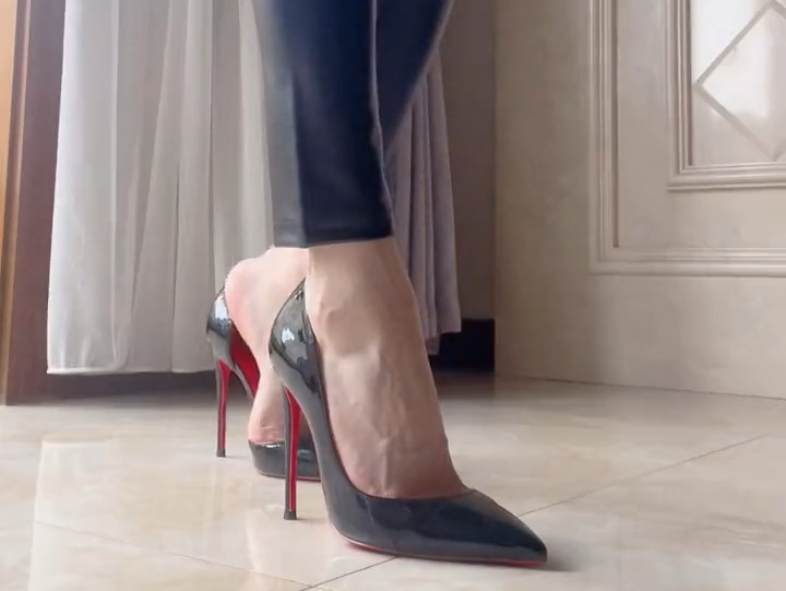 皮裤 黑色侧空红底高跟鞋原声