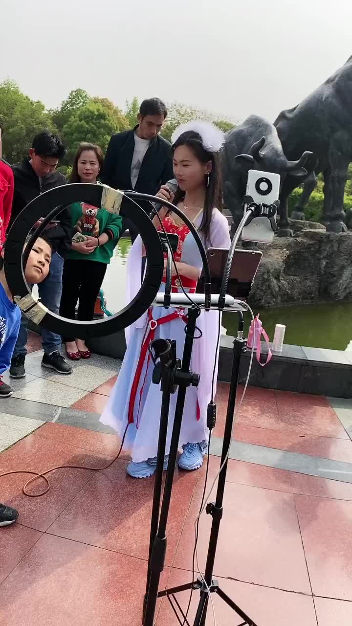 户外唱歌直播拍摄现场悄悄问圣僧女儿美不美女儿卫山公园等你来