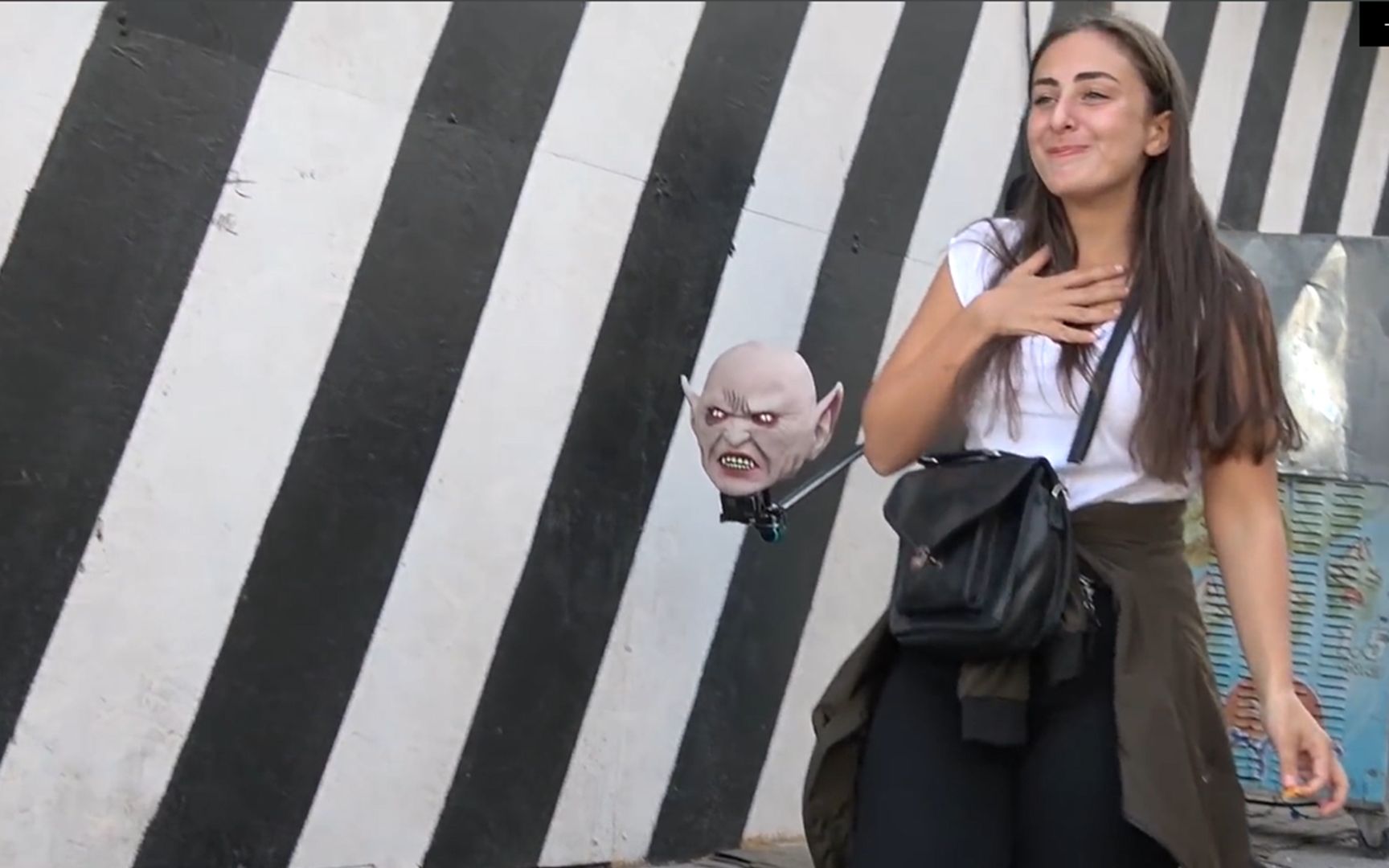 欧洲街头整蛊用鬼脸面具吓唬路人看看会不会挨打