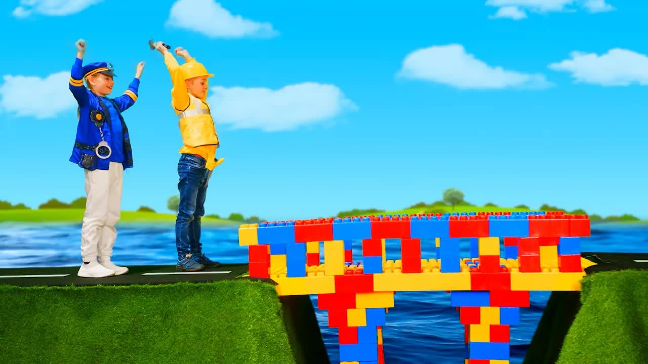 [图]The Kids build a bridge with Lego of all colors - Compilation ??--