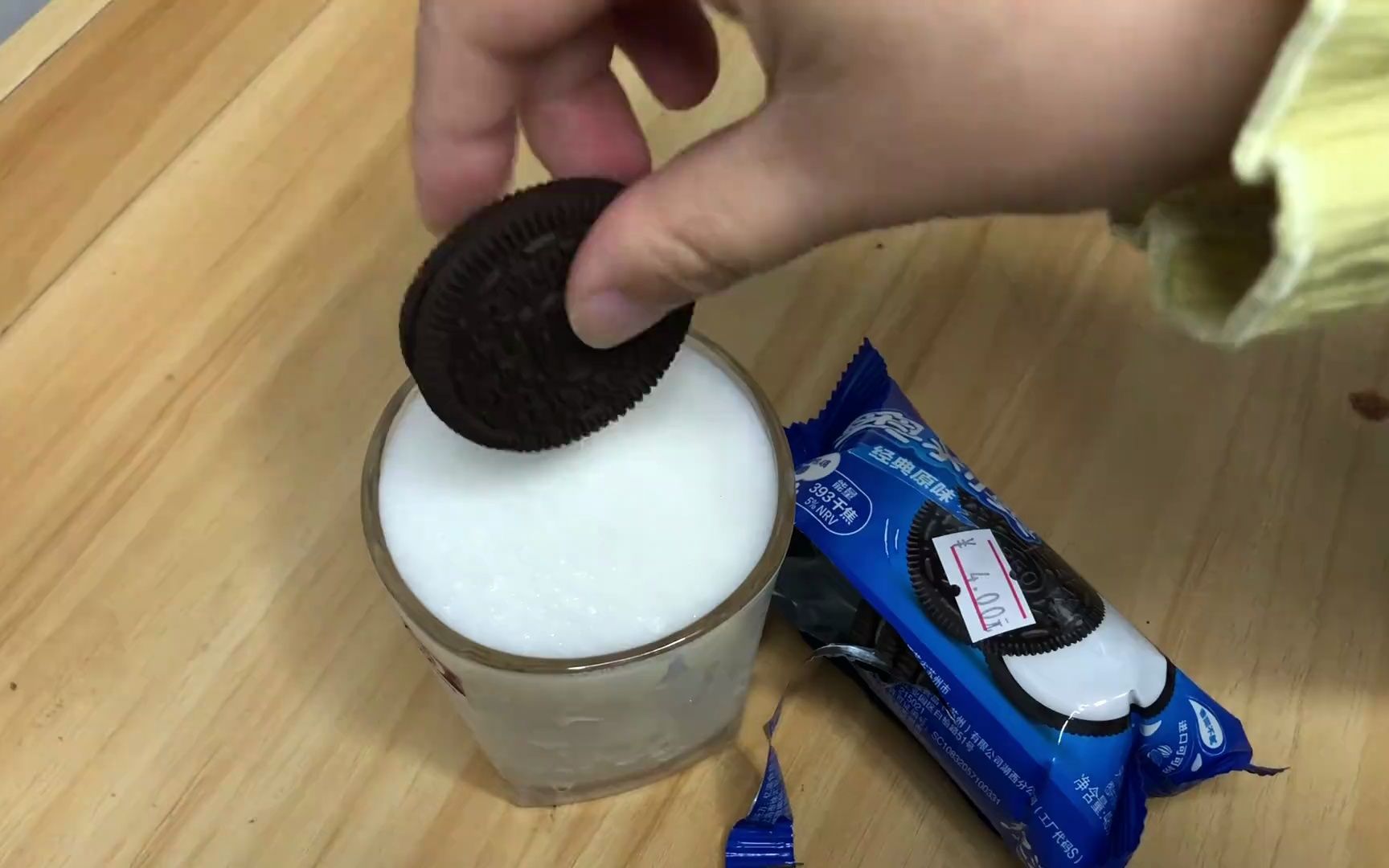 早餐吃个奥利奥泡牛奶