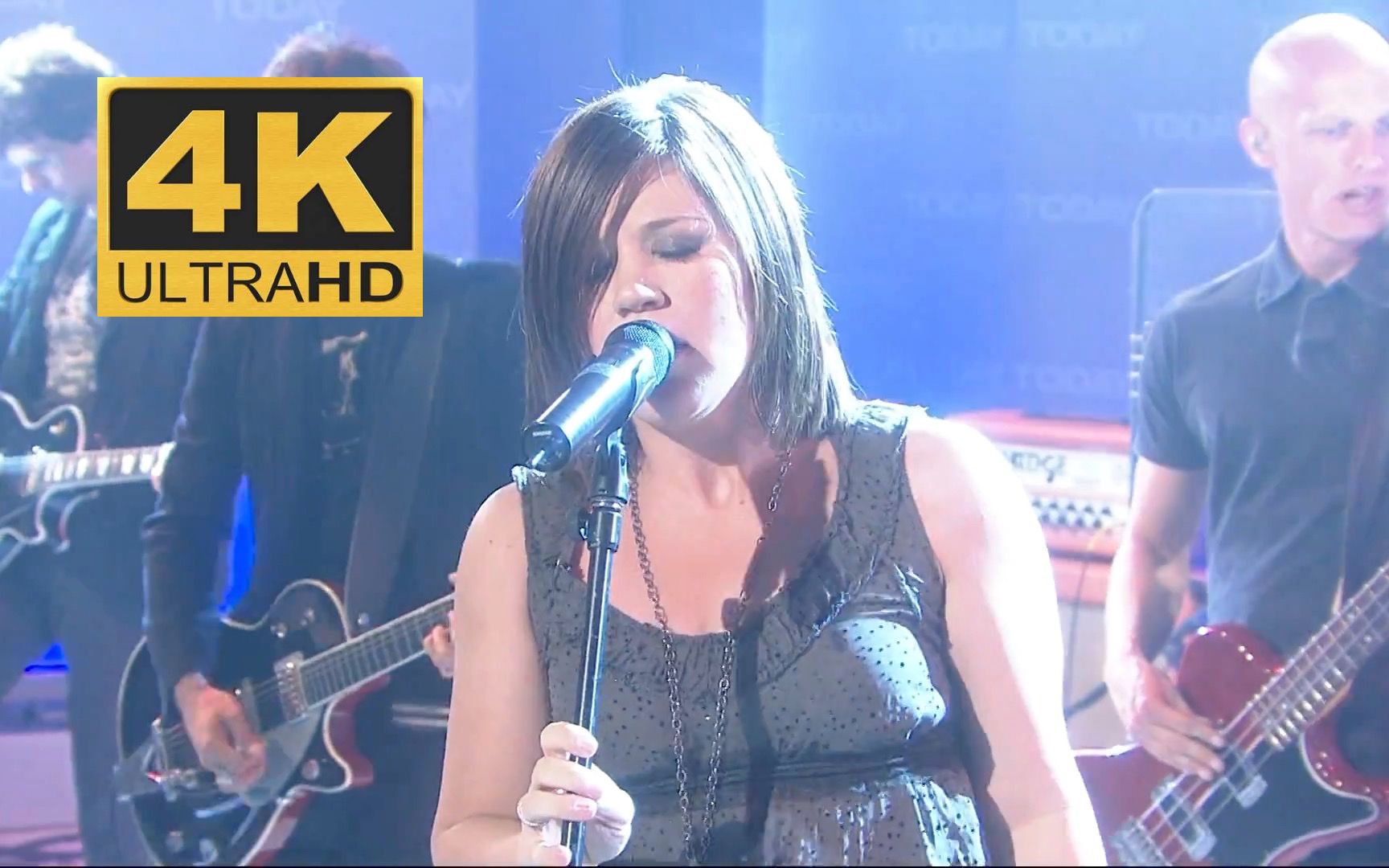 [图]【4K修复】Kelly Clarkson - Walk Away Live at Today Show 2007