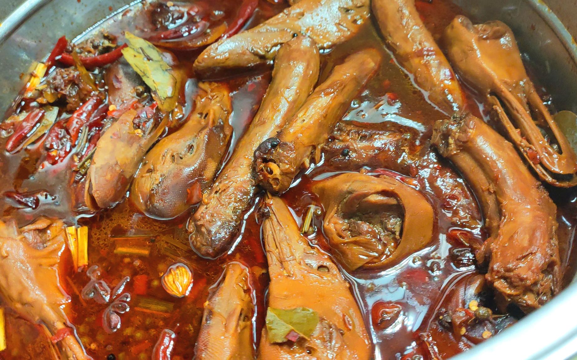 活动  强子秘制麻辣鸭脖和鸭头,肉嫩多汁,香味卤进骨头里