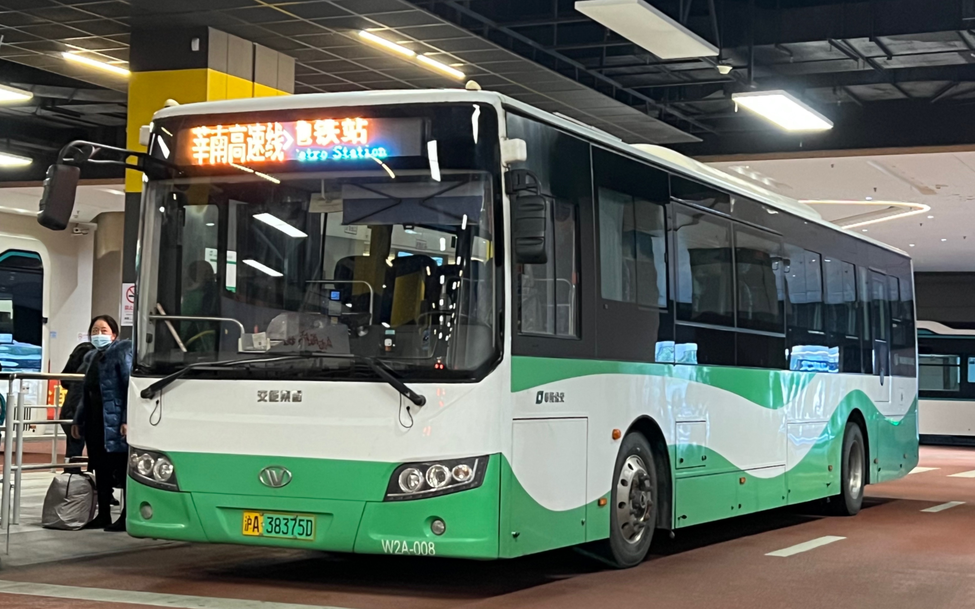 (客流惨淡的摇车高速线)上海公交 奉贤巴士 莘南高速线 莘庄地铁站(南