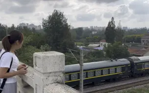 Tải video: 滁州高架桥上看火车，京沪铁路线，绿皮火车一列接一列，真繁忙！