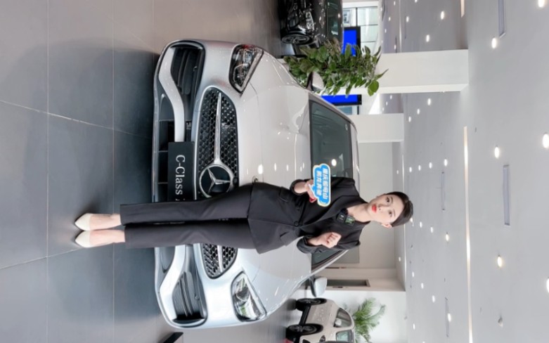 高跟长腿美女卖车