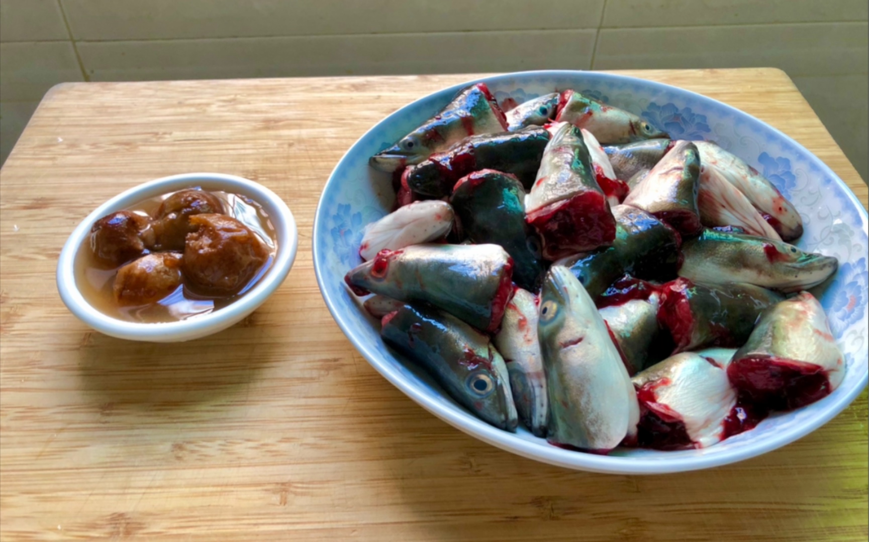 10块钱买一大盘鳗鱼头,粤菜厨师分享酸梅鳗鱼头,解腻又开胃