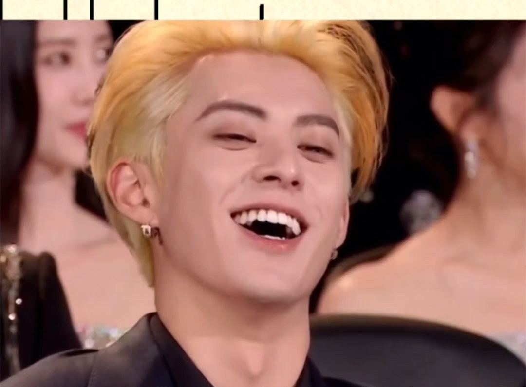 王鹤棣紧急撤回一口大白牙!