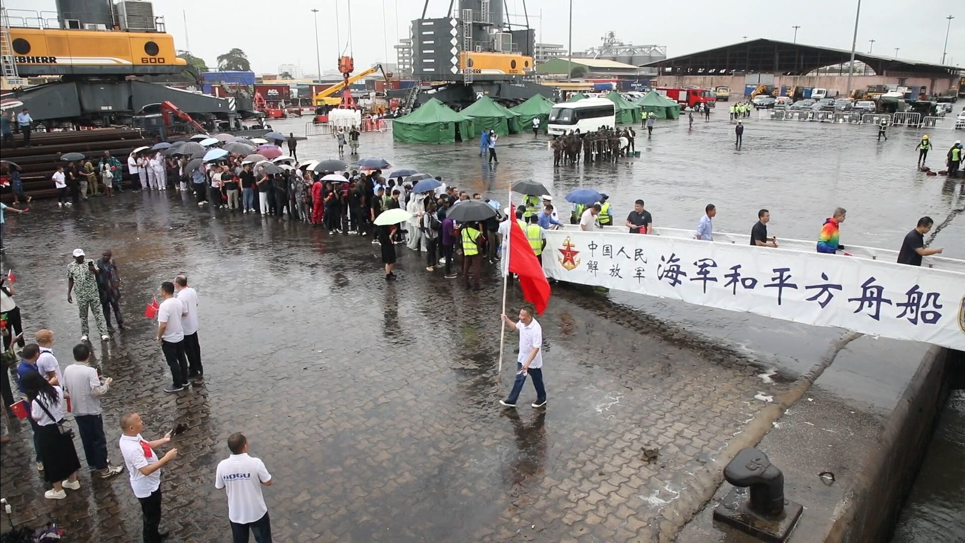 大雨难挡热情!“和平方舟”号医院船舰艇开放活动受欢迎哔哩哔哩bilibili