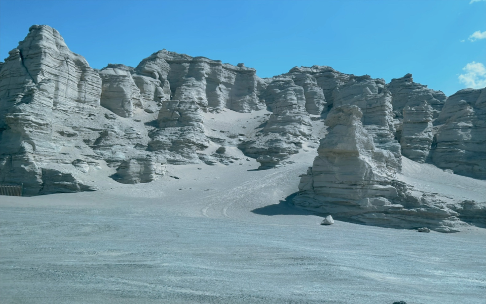 哈密大海道景区—无垠的沙滩和千奇百怪的石堆