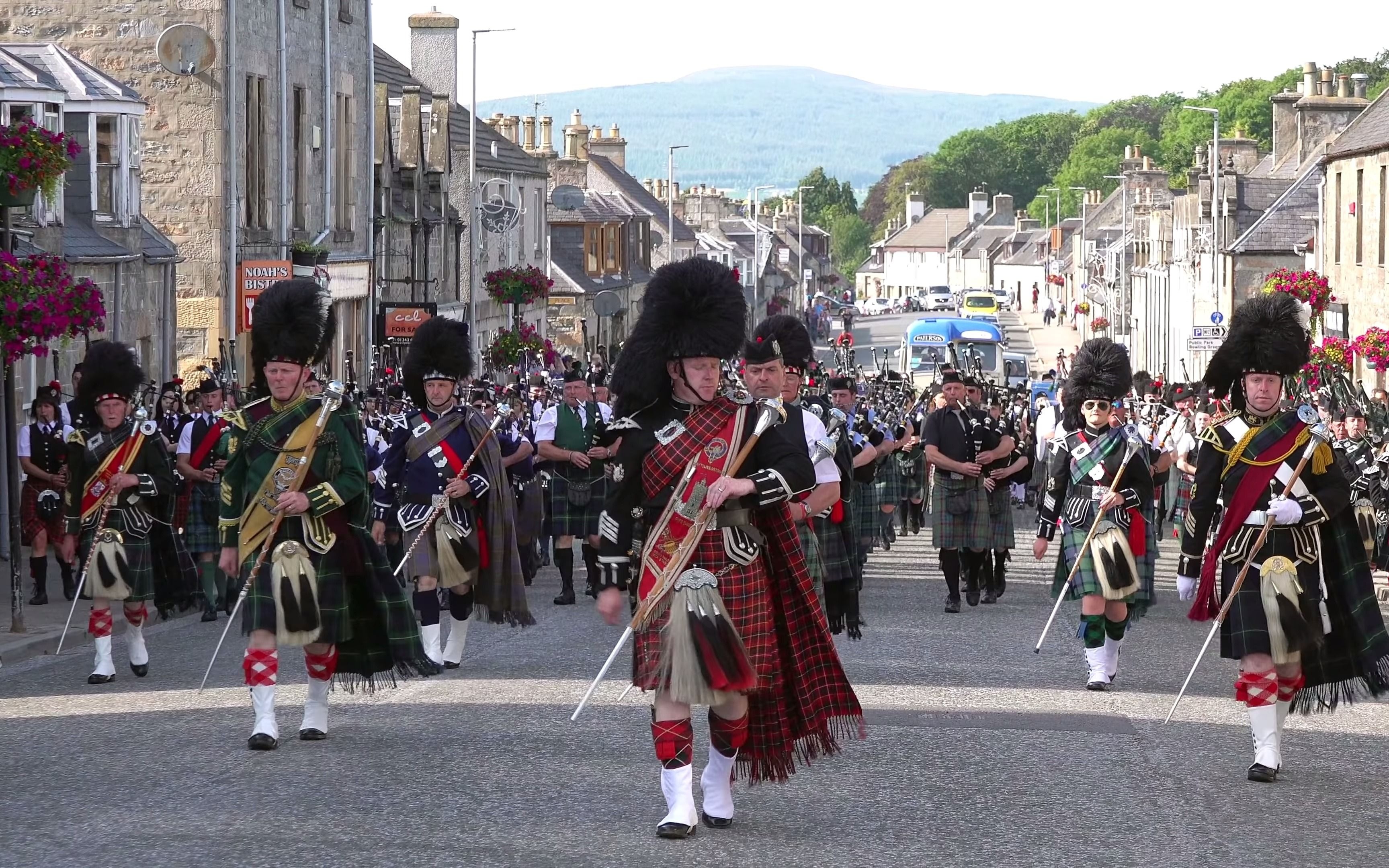 [图]Scotland the Brave by the Massed Bands on the march after the 2019 Dufftown High