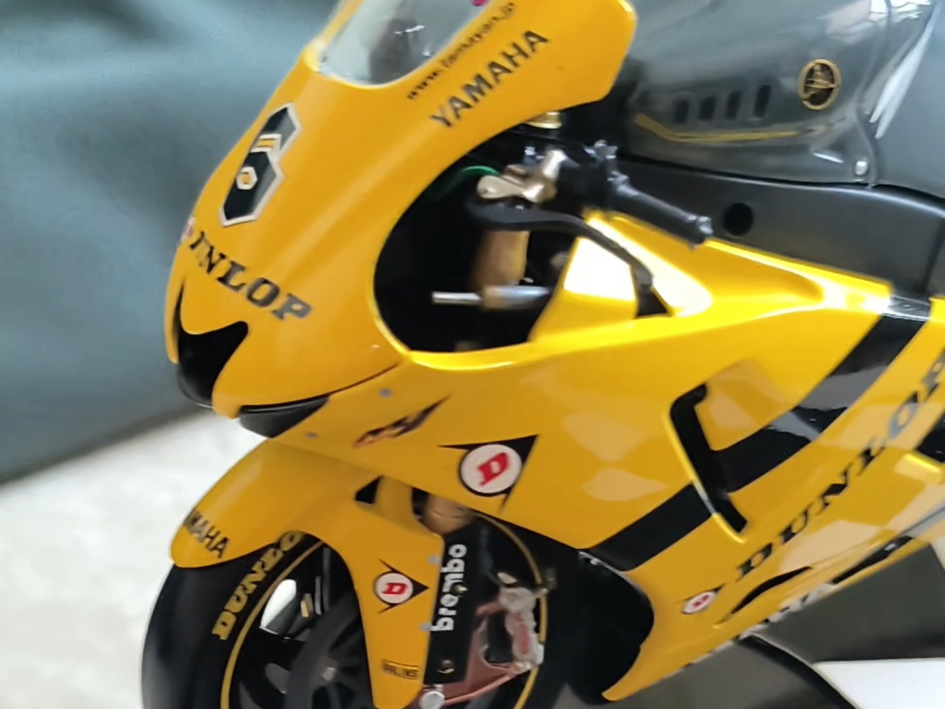 迷你切1‑12雅马哈YZR‑M1，2007年田代诚Tech3厂队战车。