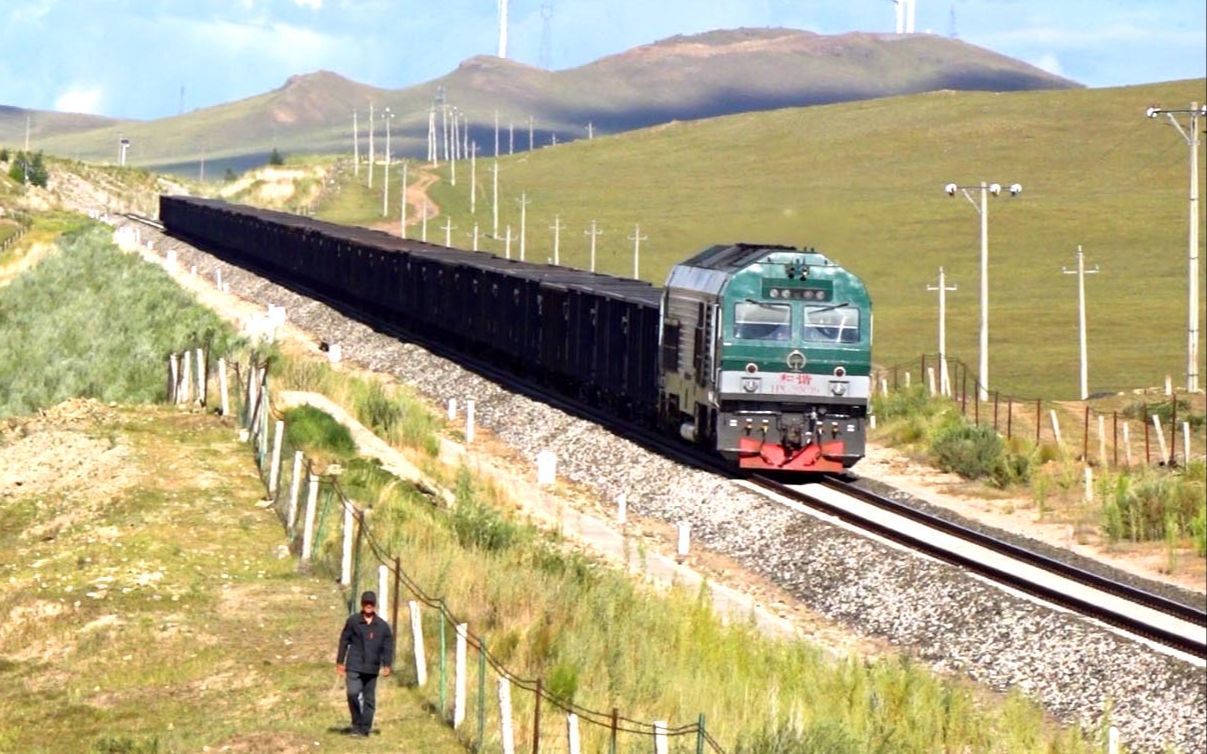 锡乌铁路护网外的羊群hxn3上行煤列
