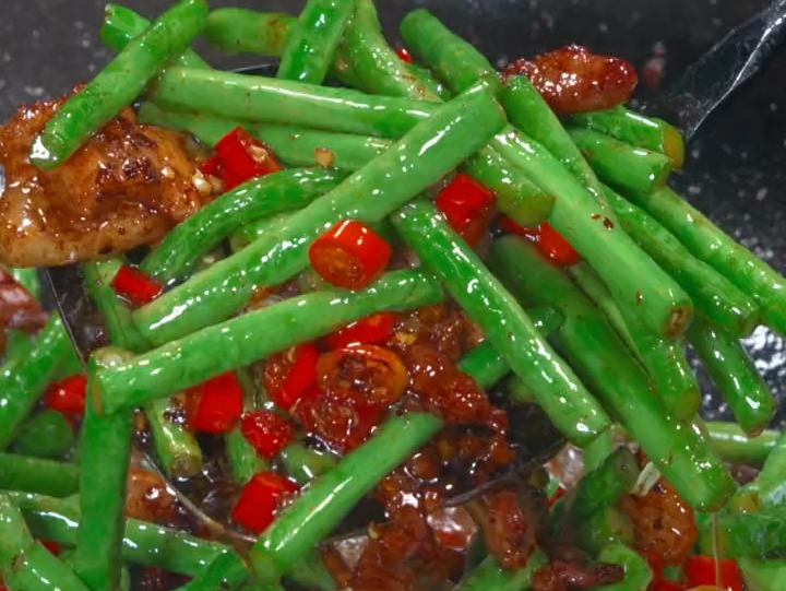 以后你要是想吃豆角炒肉了,你就像我这样做,简单好吃