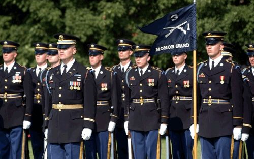 美国陆军仪仗队官兵的经典花枪演武展示