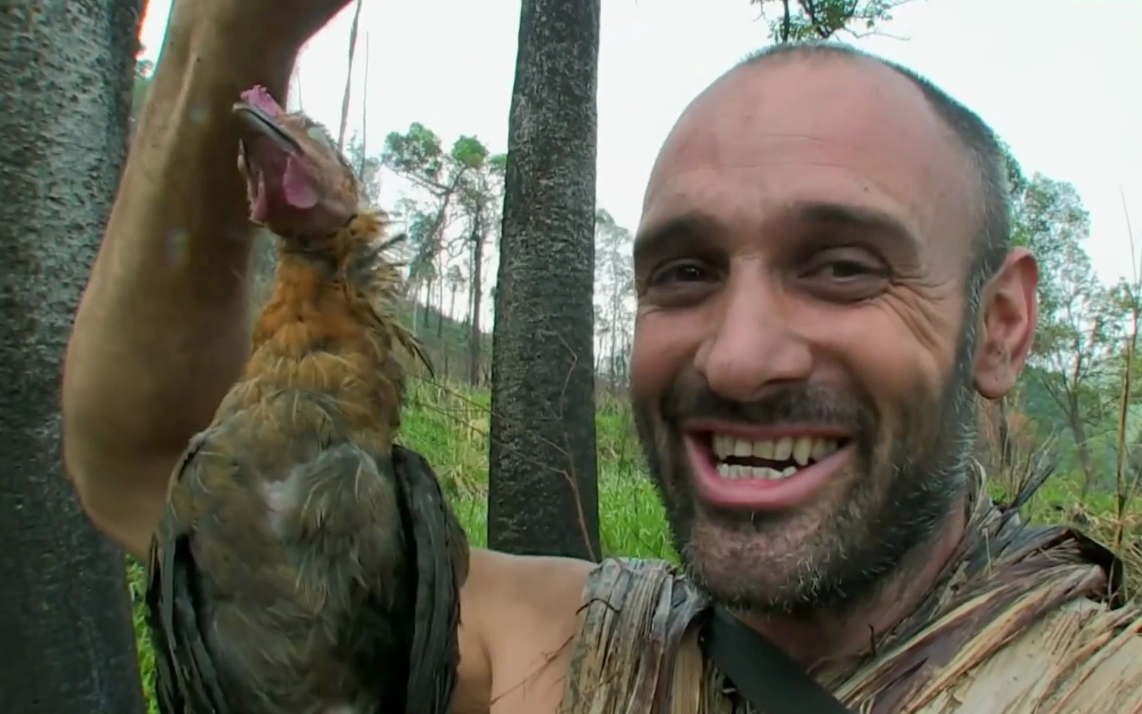 在金三角挑战求生,德爷不仅捕获到野生的大公鸡,还有串烤的青蛙