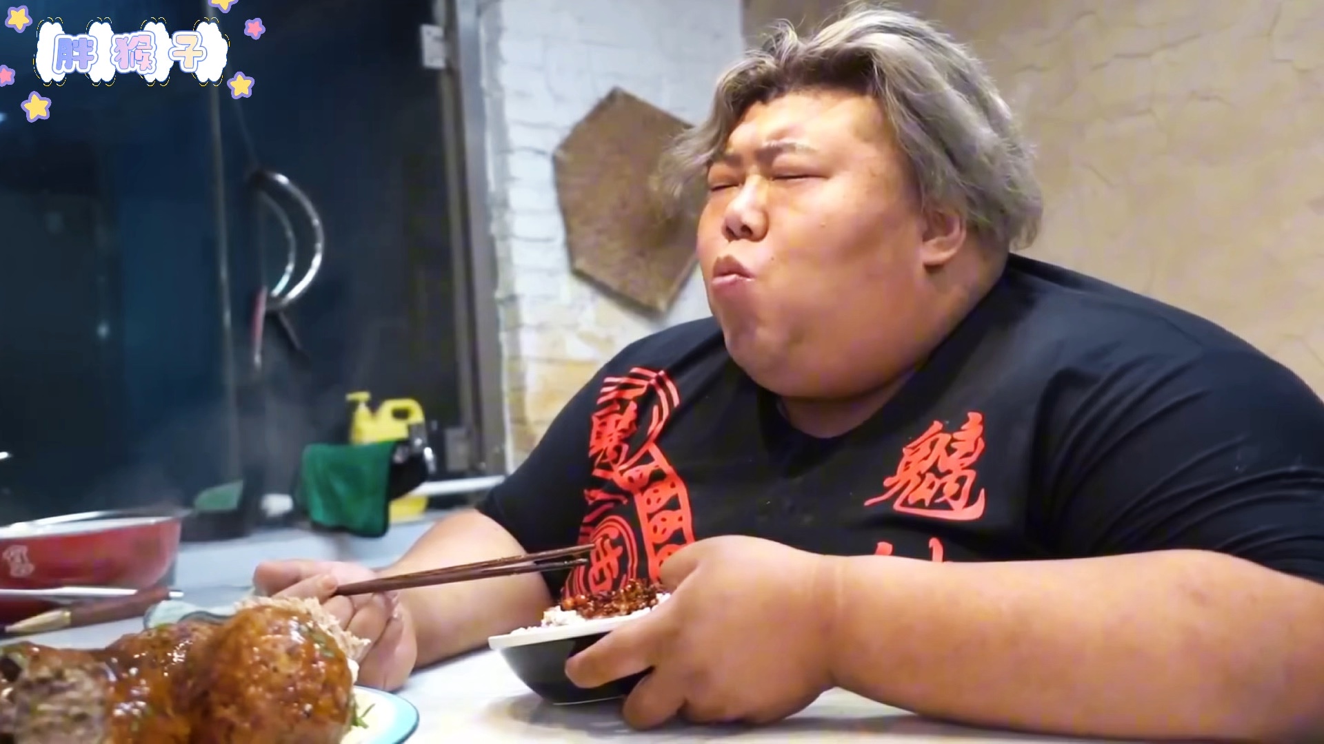 自制美食达人,胖猴子吃一顿红烧狮子头,痛快!