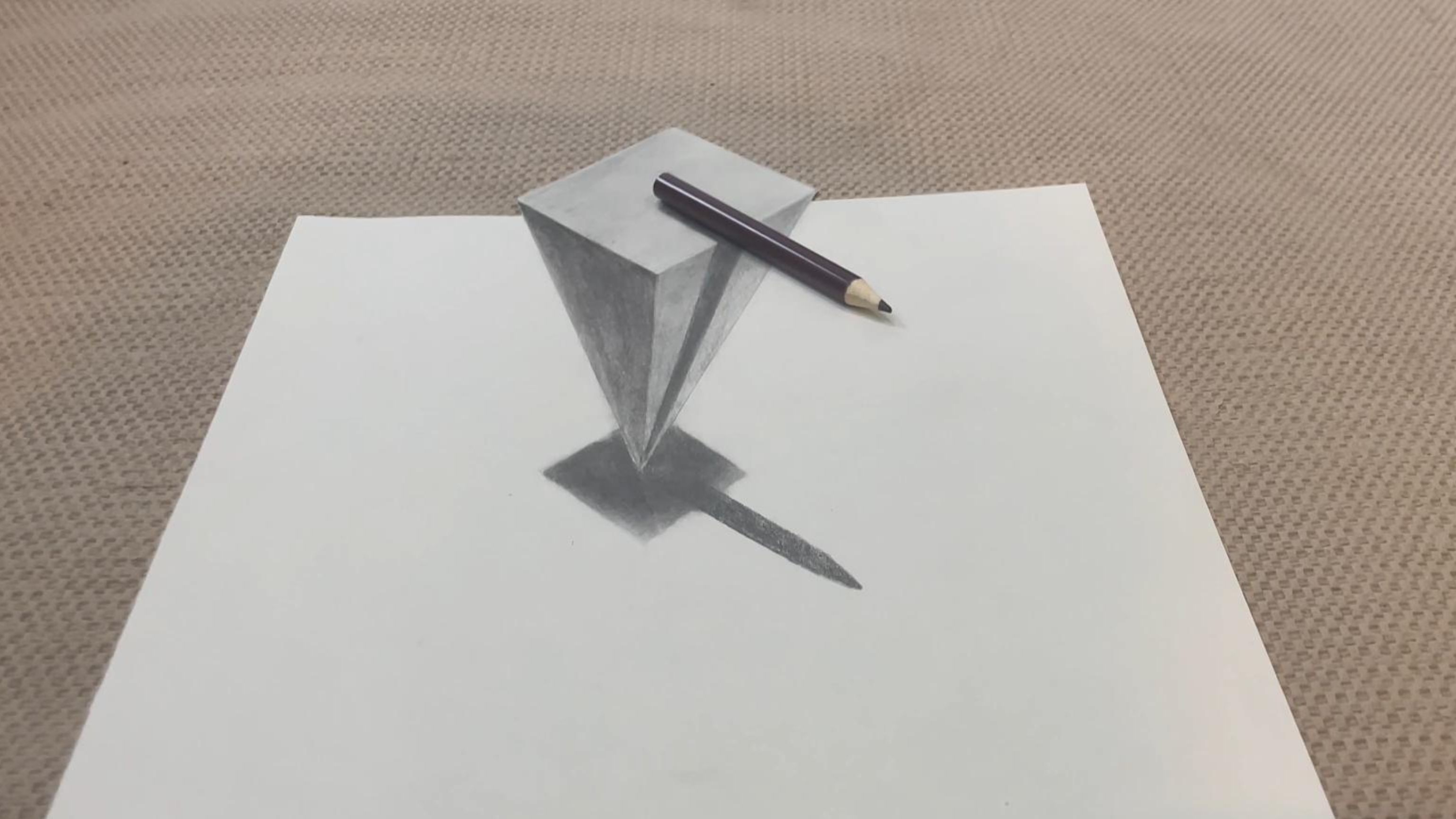 铅笔放在锥体上,与3d立体画融为一体
