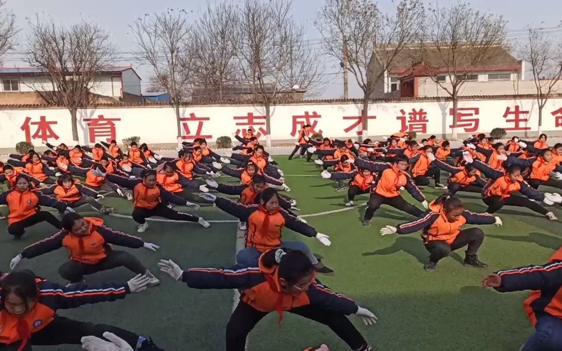 [图]杨郭小学百人武术《五步拳武术操》