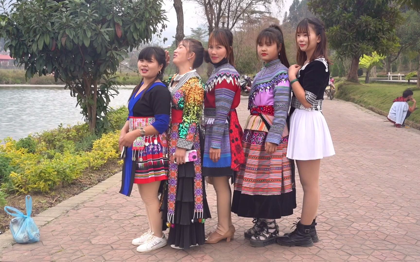 愛美緊跟時代潮流的越南苗族姑娘時常讓人眼前一亮