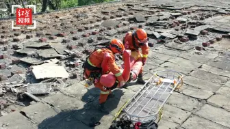 Descargar video: 高角度绳索救援、狭小空间破拆 森林消防展开“生死”营救