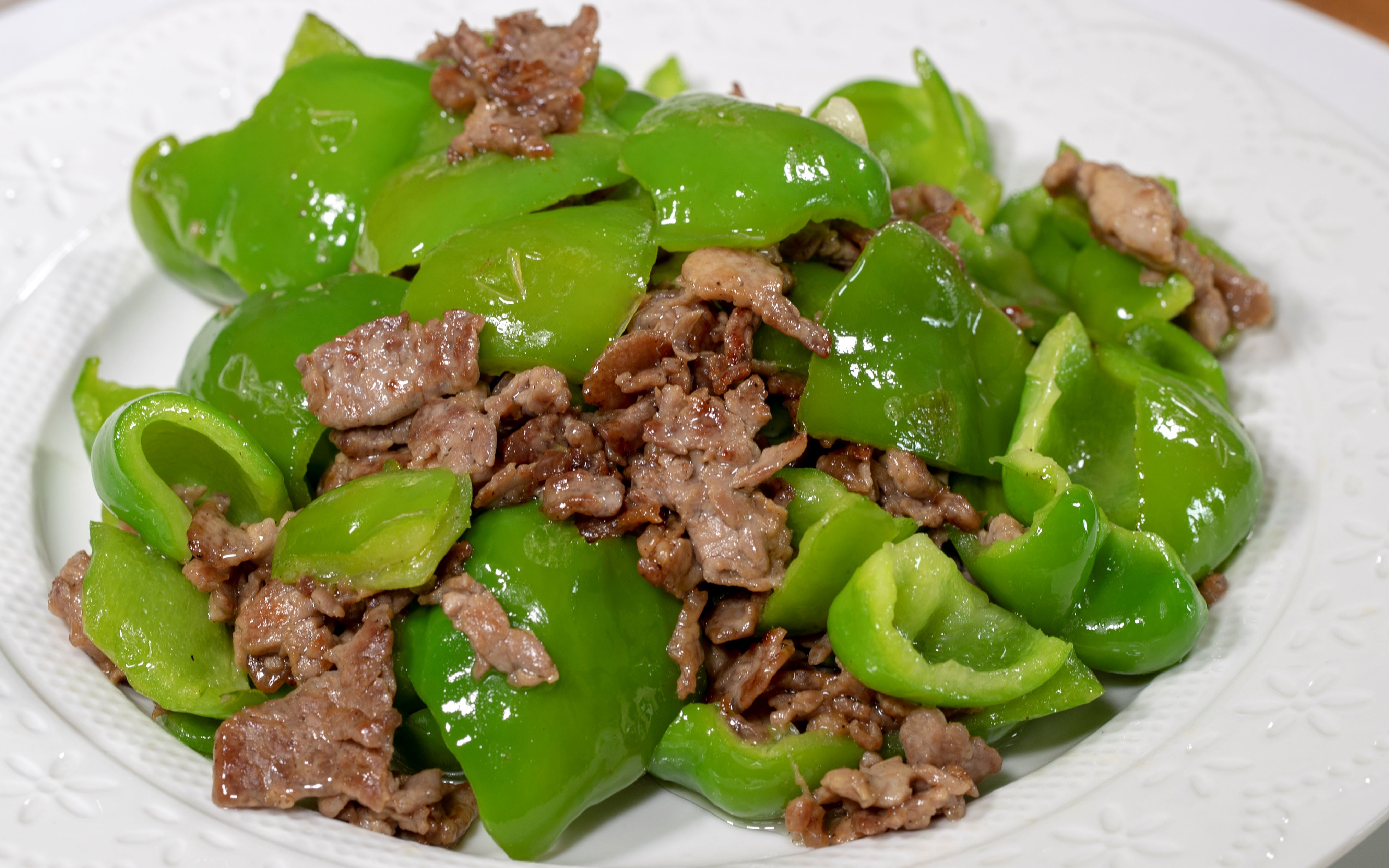 家常青椒炒肉片做法非常简单,肉片切法和腌制青椒处理里面全多有
